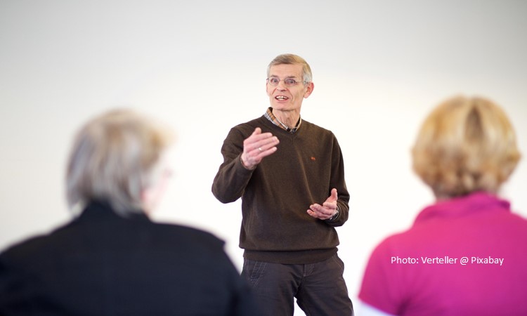 A man telling two people about Jesus.